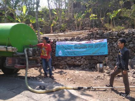 Karang Taruna Dusun Gondangan salurkan 10 Tangki Air Bersih